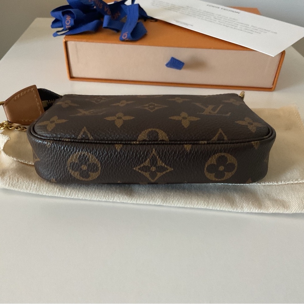 Louis Vuitton Mini Pochette Accessoires – Made in France - Picture 3 of 11